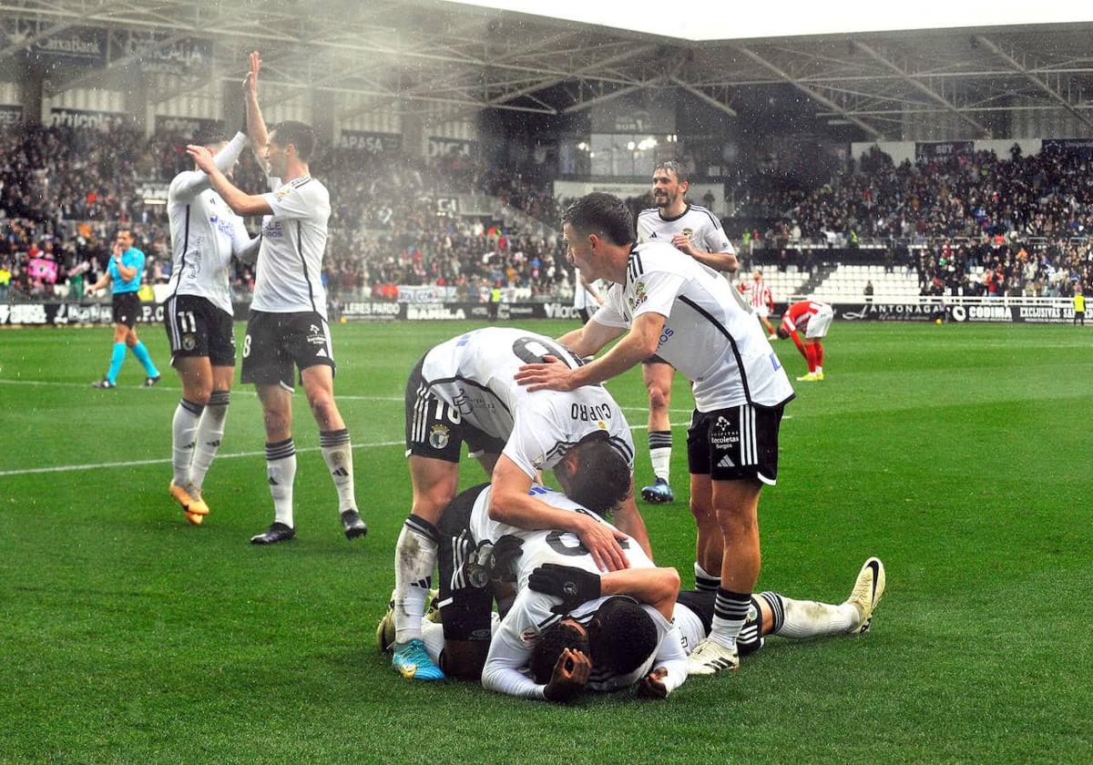 Álex Sancris, a la izquierda, celebra el gol ante el Sporting de Gijón.