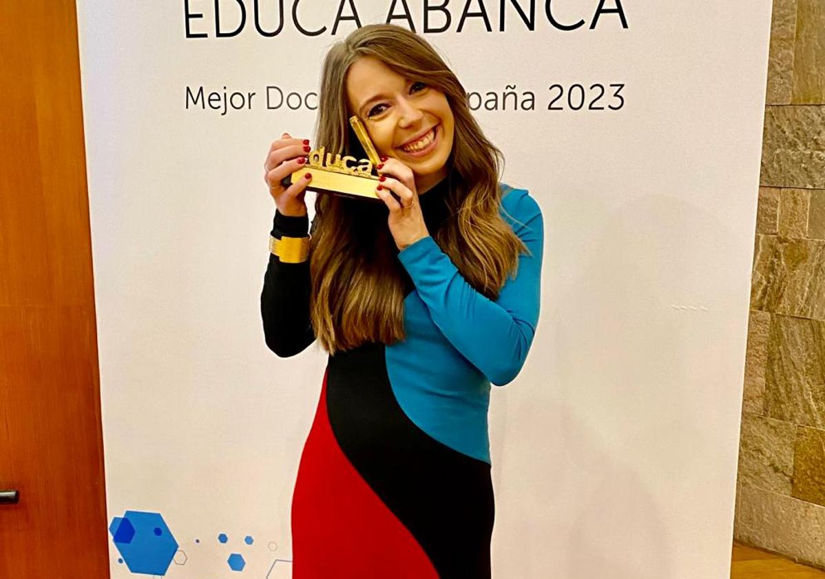 Cristina Juárez con su galardón como quinta mejor profesora del país.