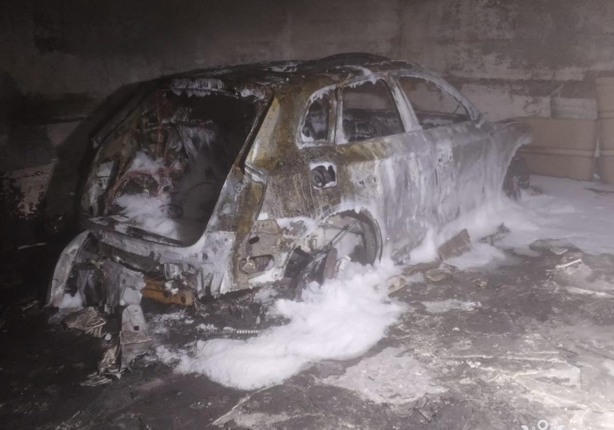 Coche calcinado en un garaje de Burgos.