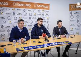 Dusan Ristic, en el centro, junto al director deportivo del San Pablo Burgos, Albano Martínez, (izda.) y por el gerente de Grupo de Santiago, Fernando de Santiago.