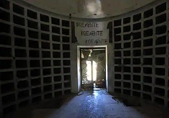 Interior de la Pirámide de los Italianos con la inscripción: «presente, presente, presente».