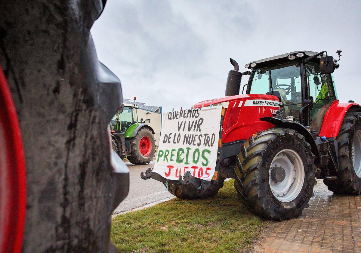 Imagen principal - Protestas agrarias en Miranda de Ebro.