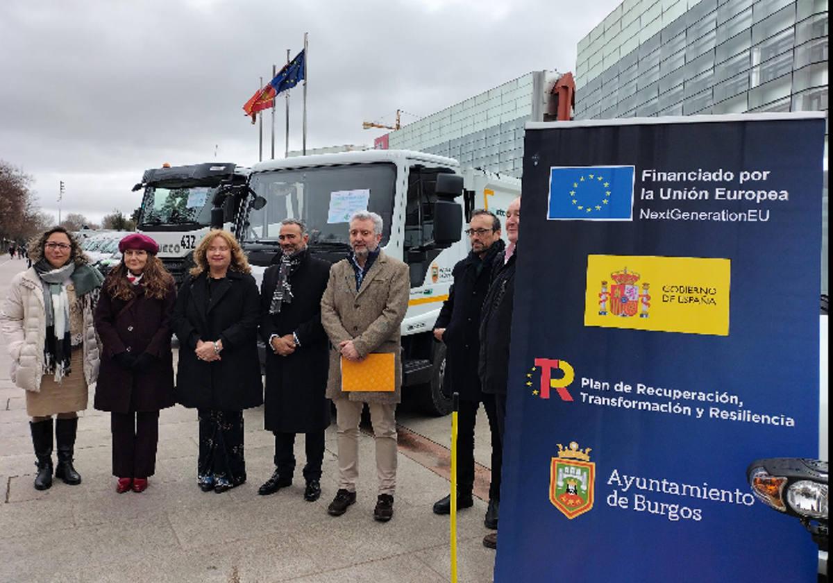 La alcaldesa de la ciudad, Cristina Ayala, en el centro, acompañada de otros responsables municipales, en la presentación de los nuevos vehículos de limpieza.