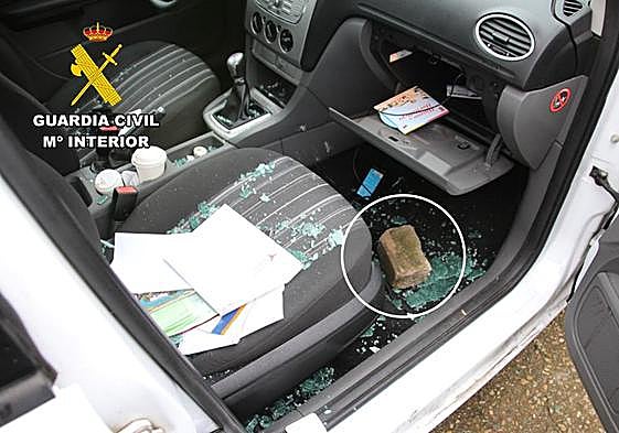 Piedra en el interior de uno de los coches asaltados.