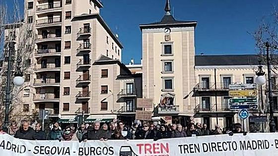 La Plataforma por el Directo se manifiesta en Robregordo para pedir la reapertura de la línea