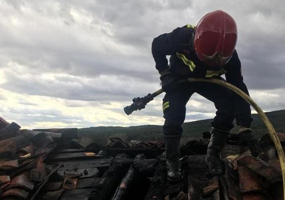 Bombero voluntario de Quintanar de la Sierra en una actuación.