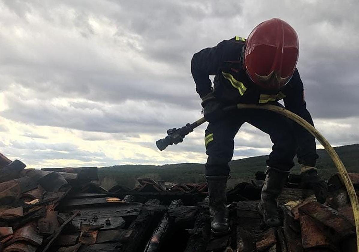 Bombero voluntario de Quintanar de la Sierra en una actuación.
