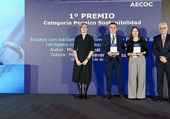 Miguel González Mambrillas, segundo por la izda., con el premio Pepsico, en la categoría de Sostenibilidad.