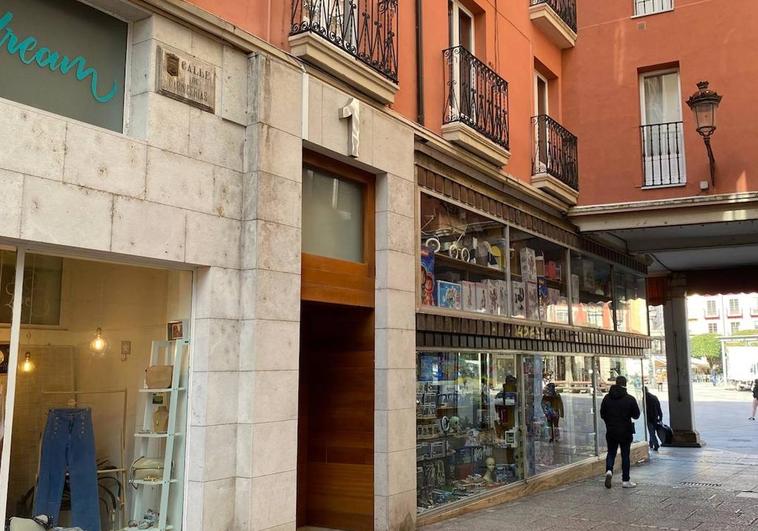 El acceso a la calle Carnicerías desde la plaza Mayor.