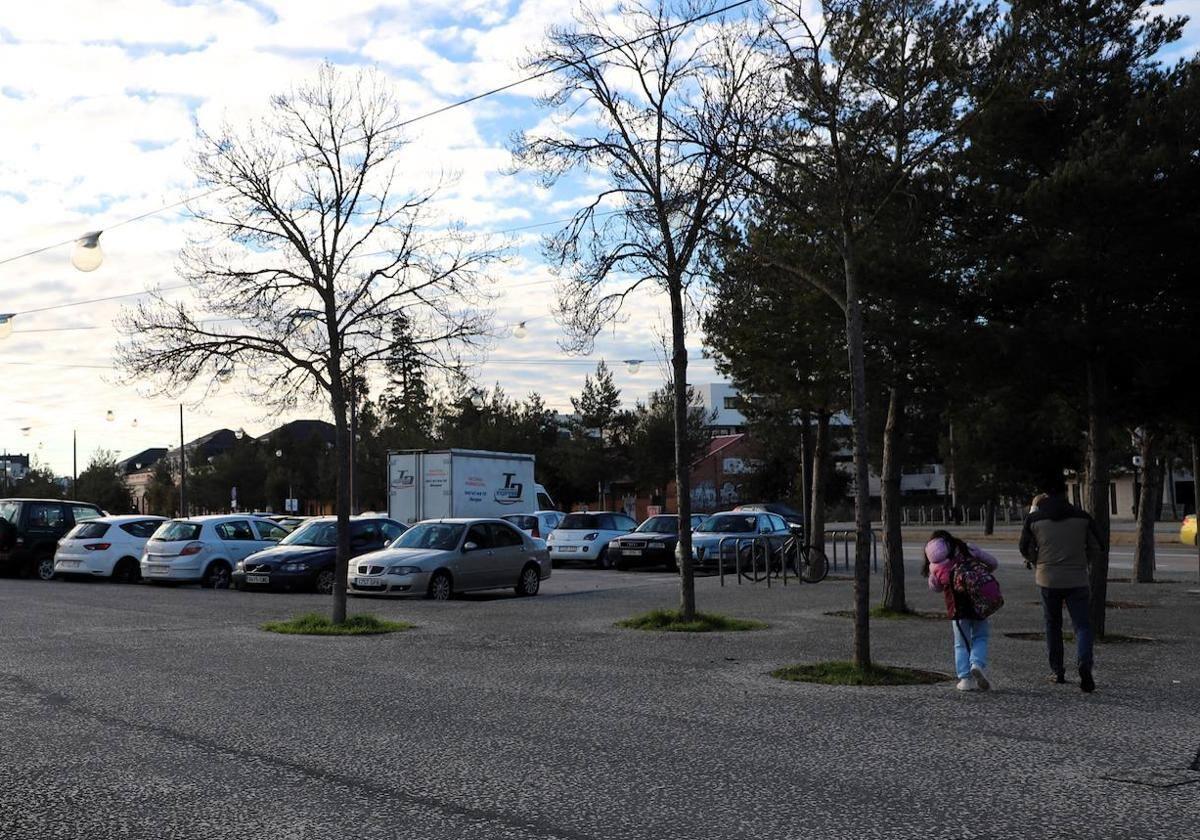 Aparcamiento junto al colegio Sierra de Atapuerca, en la zona del Bulevar.