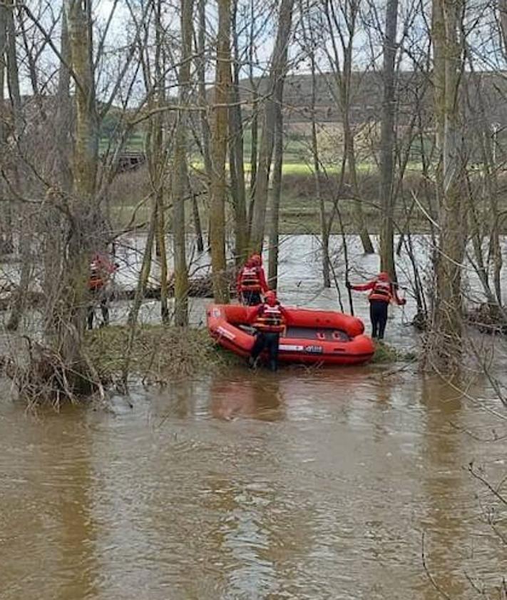 Imagen secundaria 2 - Actuación de los Bomberos de Burgos en el río Arlanza en la búsqueda del hombre desaparecido. 