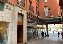 El acceso a la calle Carnicerías desde la plaza Mayor.