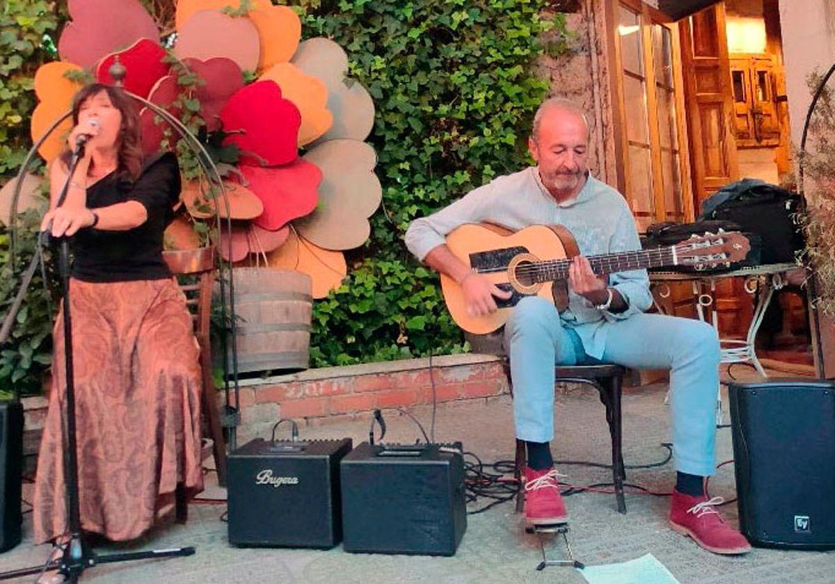 El guitarrista Mariano Mangas y la cantante Marga Ruiz.