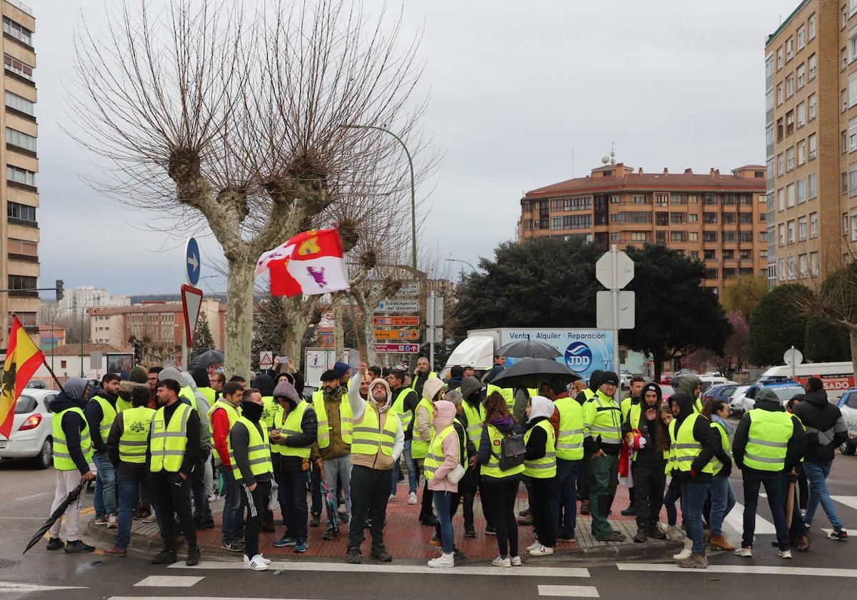 Imagen principal - Protesta de agricultores frente a la casa cuartel de la Guardia Civil en Burgos. 