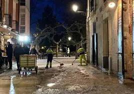 Operarios municipales retiran la nieve el sábado pasado en la capital burgalesa