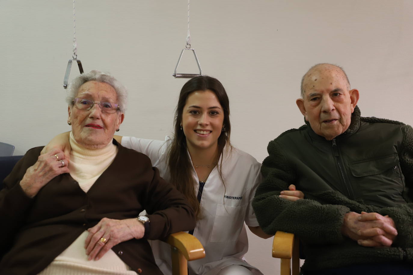 Laura Ballesteros y Sinesio Alonso, participantes 'Gerolimpiadas' junto a Cristina fisioterapeuta de la residencia Bellavista