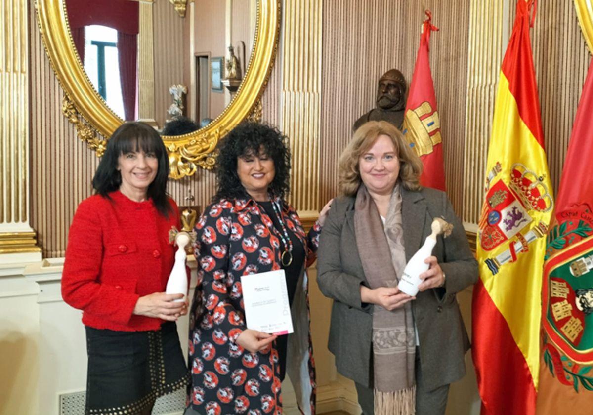 Cristina Ayala (dcha.) junto a las organizadoras del Congreso.