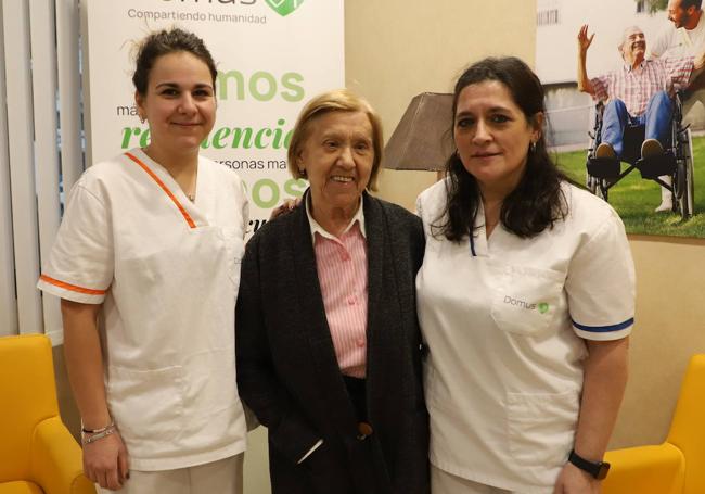 América Moral, participante 'Gerolimpiadas' junto a Jimena, fisioterapeuta y Bélen supervisora de la residencia DomusVi Río Vena