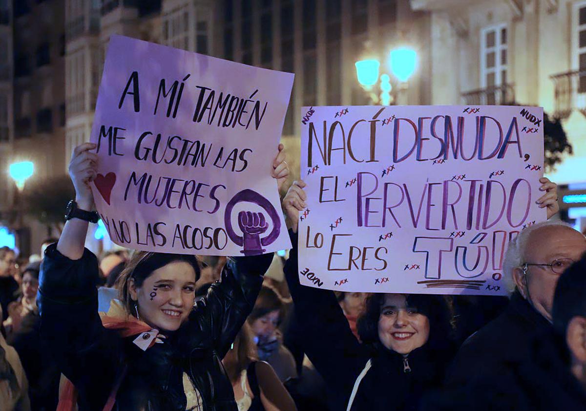 Imagen principal - Los carteles son los protagonistas en estas manifestaciones. 