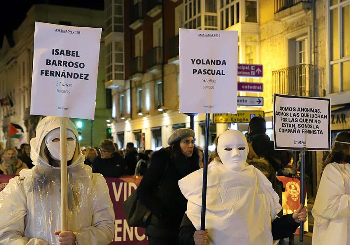 La manifestación ha puesto nombre a las asesinadas por la violencia de género en Burgos.