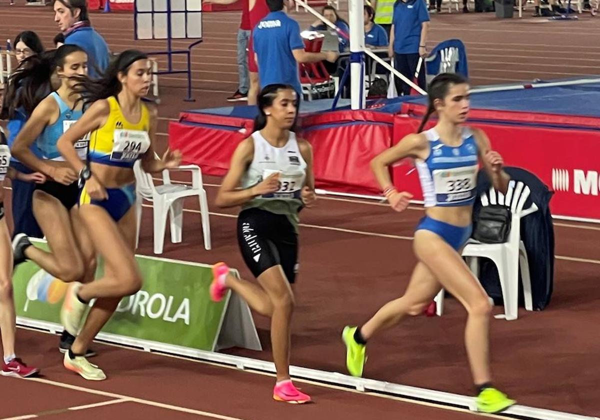 Inés Herault encabezando la carrera.