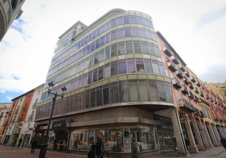 El edificio de los antiguos Almacenes Campo lleva cuatro décadas cerrado.