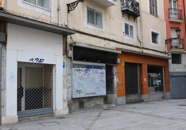 Tres locales seguidos y vacíos en la calle Carnicerías de Burgos.