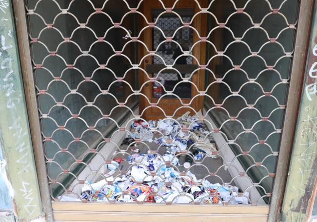 Estado de la entrada de la antigua tienda.