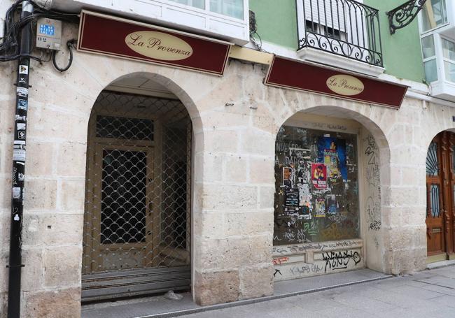 Tienda cerrada en la calle Avellanos, Burgos.