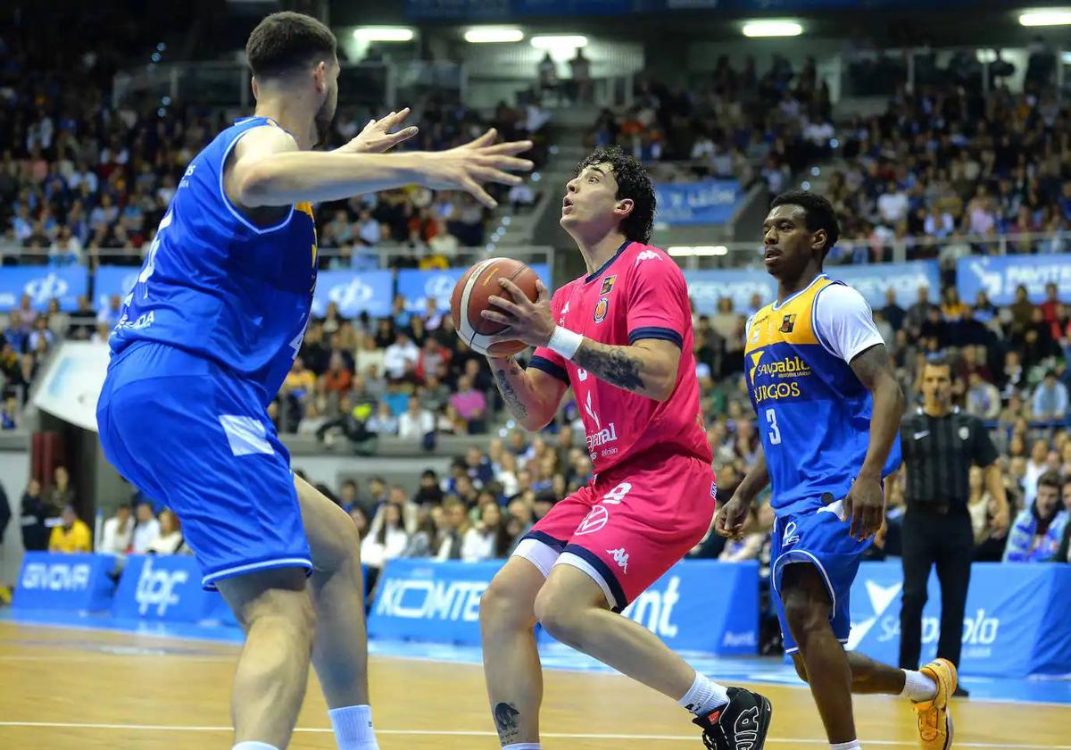 Pacheco mira al aro en el derbi burgalés del pasado sábado en el Coliseum