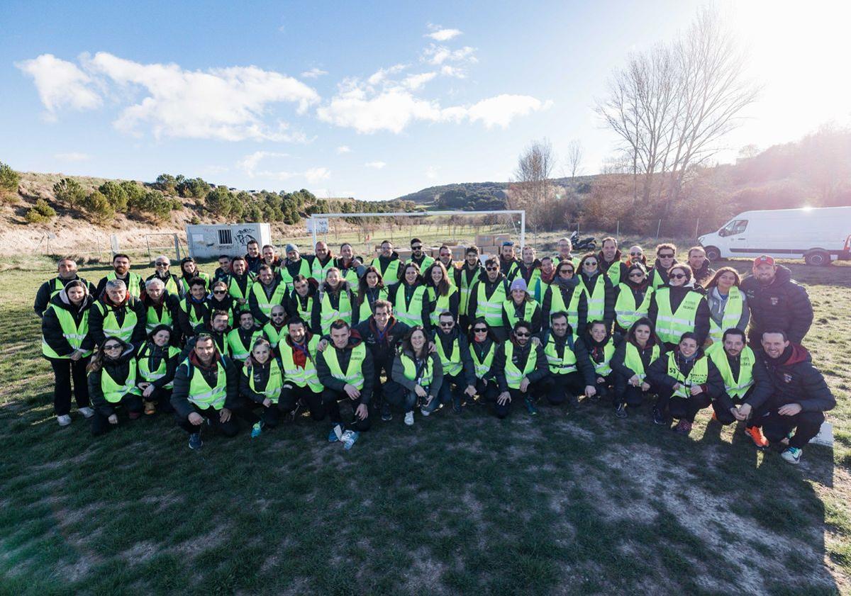 Imagen principal - Voluntarios que colaboraron en la edición 2023, junto a los podios femenino y masculino.