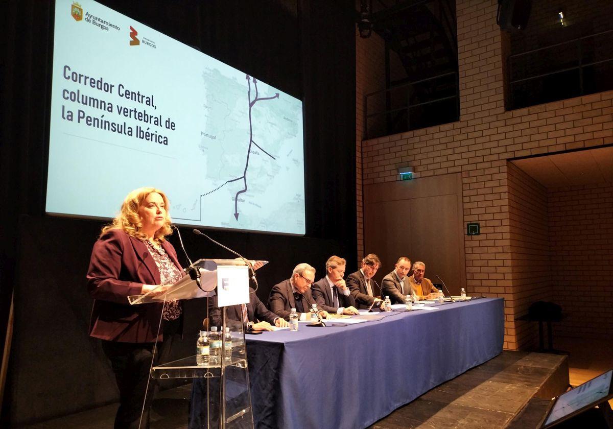 La alcaldesa de Burgos, Cristina Ayala, durante la jornada sobre el Corredor Central celebrada este martes en el Forum Evolución.