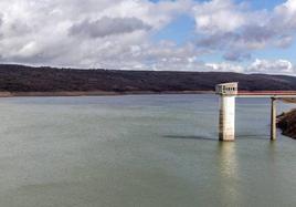 Imagen del pantano de Úzquiza.