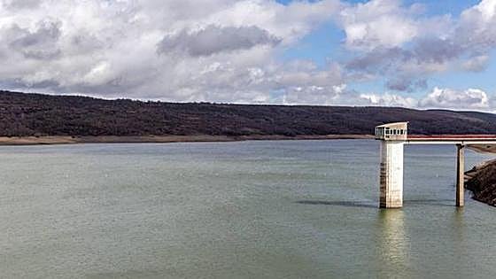 Las últimas lluvias dejan los pantanos del Arlanzón a rebosar