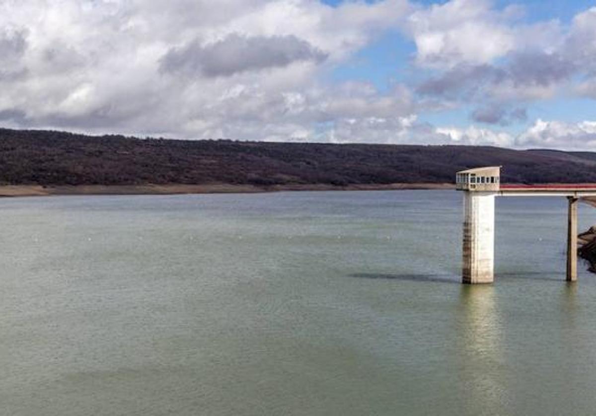 Imagen del pantano de Úzquiza.