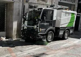 Un camión del servicio municipal de limpieza retira la basura en la calle San Juan