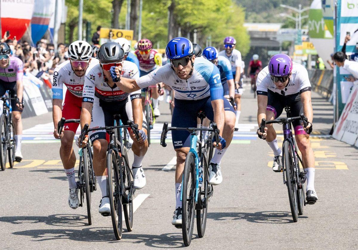 Aaron Gate peleó por la victoria de etapa al sprint.