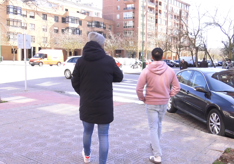 El vecino burgalés paseando por el barrio G3 de Burgos