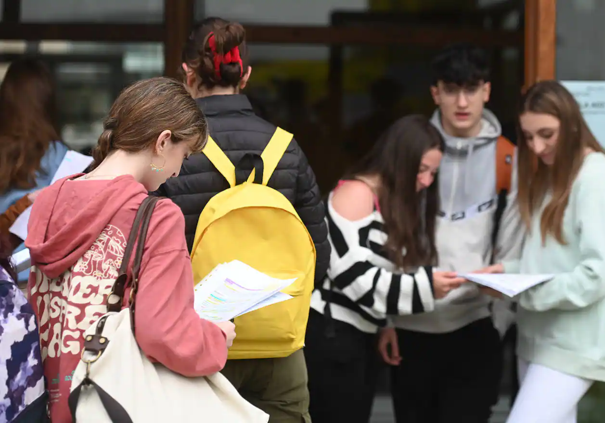 Estudiantes antes de acceder a los exámenes de la EBAU de 2023.