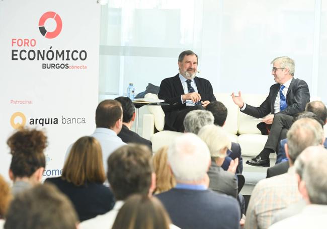 Ignacio Marco-Gardoqui y el subdirector de El Norte de Castilla, Ignacio Foces, departen en el Foro Económico de BURGOSconecta