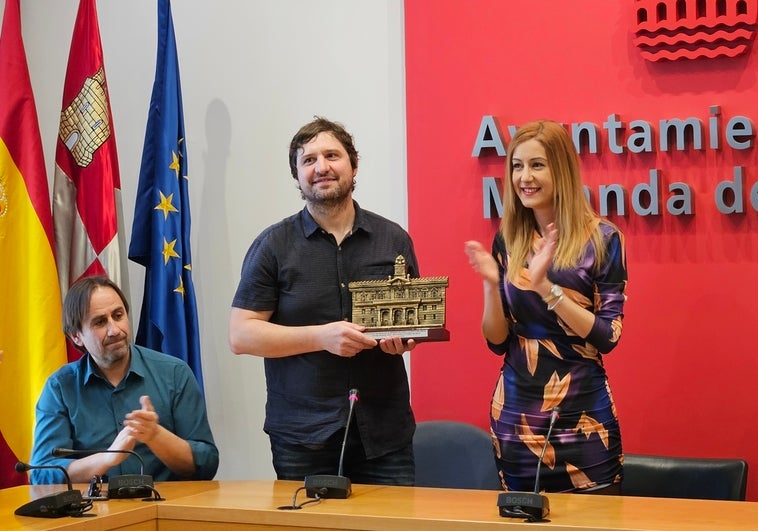 La Alcaldesa le entregó al chef la Fachada del Ayuntamiento