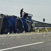 Aparatoso vuelco de un camión de chatarra a la altura de Estépar