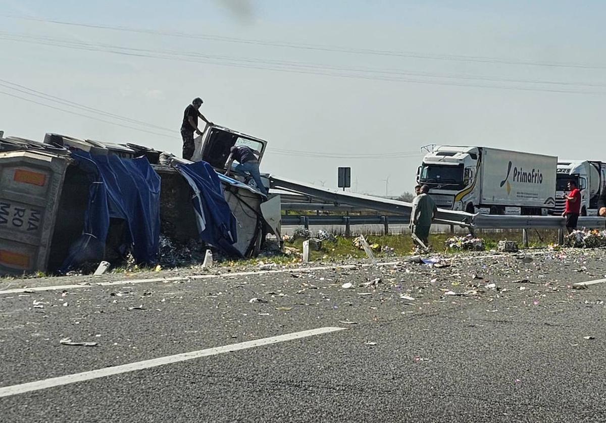 Instantes posteriores al vuelco del camión en la A-62 sentido Palencia a la altura de Estépar