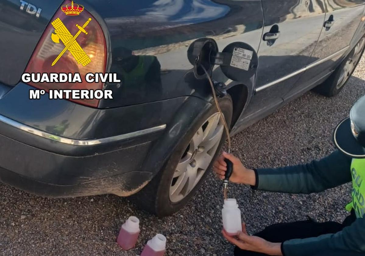 La Guardia Civil tomó mmuestras del carburante.