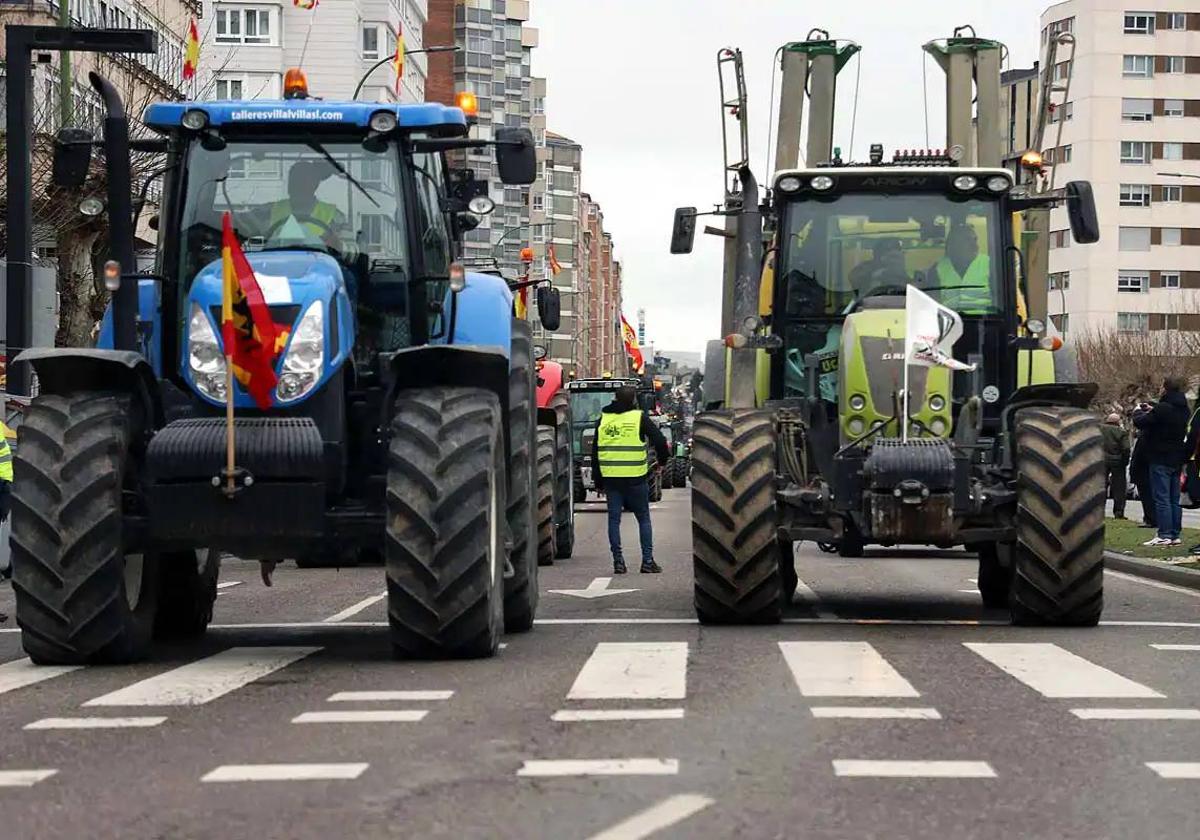 Dos tractores encabezan la protesta del mes pasado en la Avenida de Cantabria