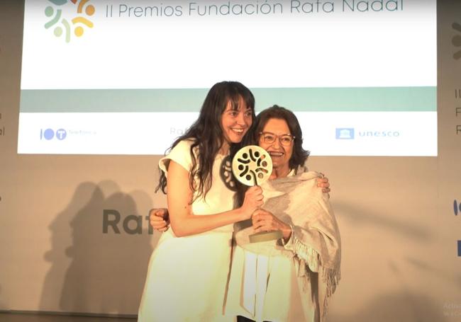 Simona Palacios, presidenta de Fundación Miradas, (dcha.) y María Merino, directora técnica del programa recogen el premio.