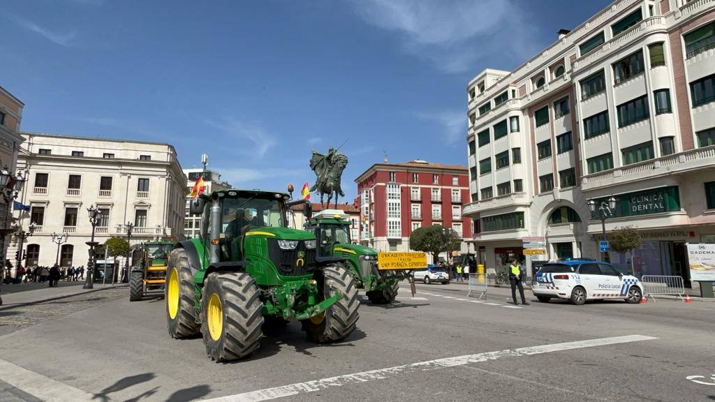 La tractorada por el centro de Burgos, en imágenes