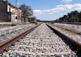 Las vías de la línea directa entre Madrid y Burgos permanecen abandonadas.