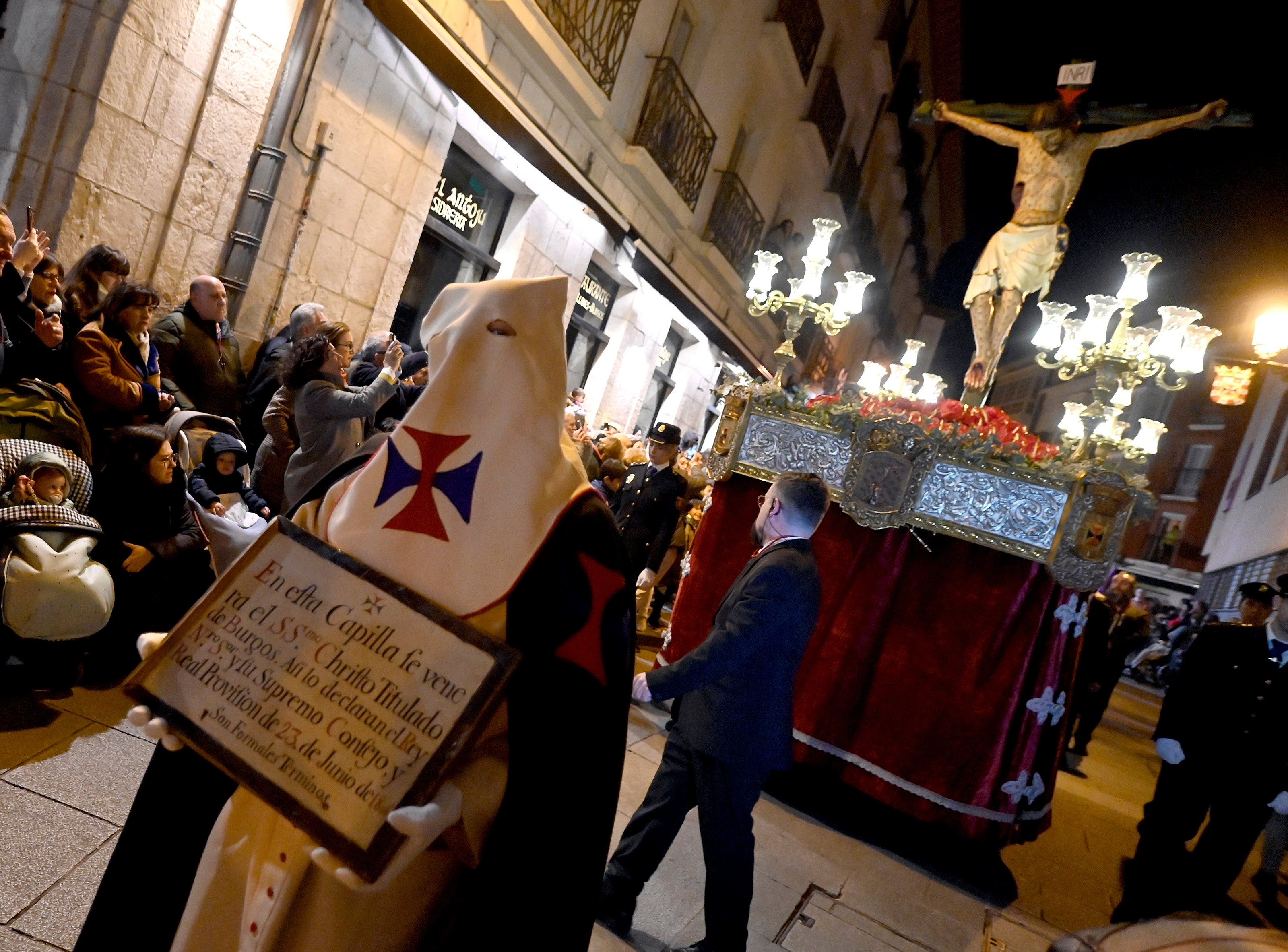 El Santísimo Cristo de Burgos recorre las calles de Burgos