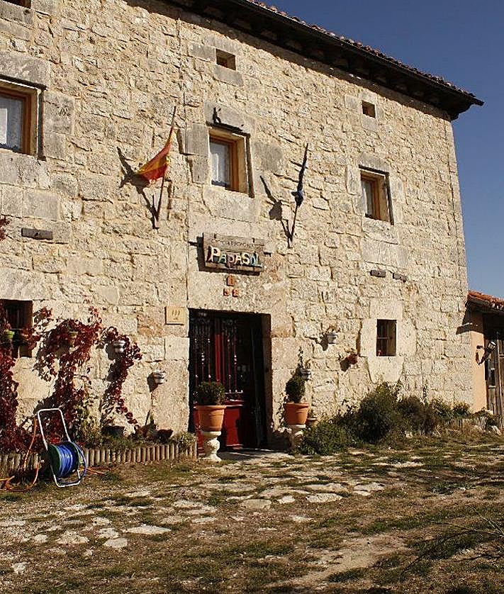 Imagen secundaria 2 - Iglesia de la Natividad de Nuestra Señora en Olmos; iglesia de San Martín y Papasol hotel.